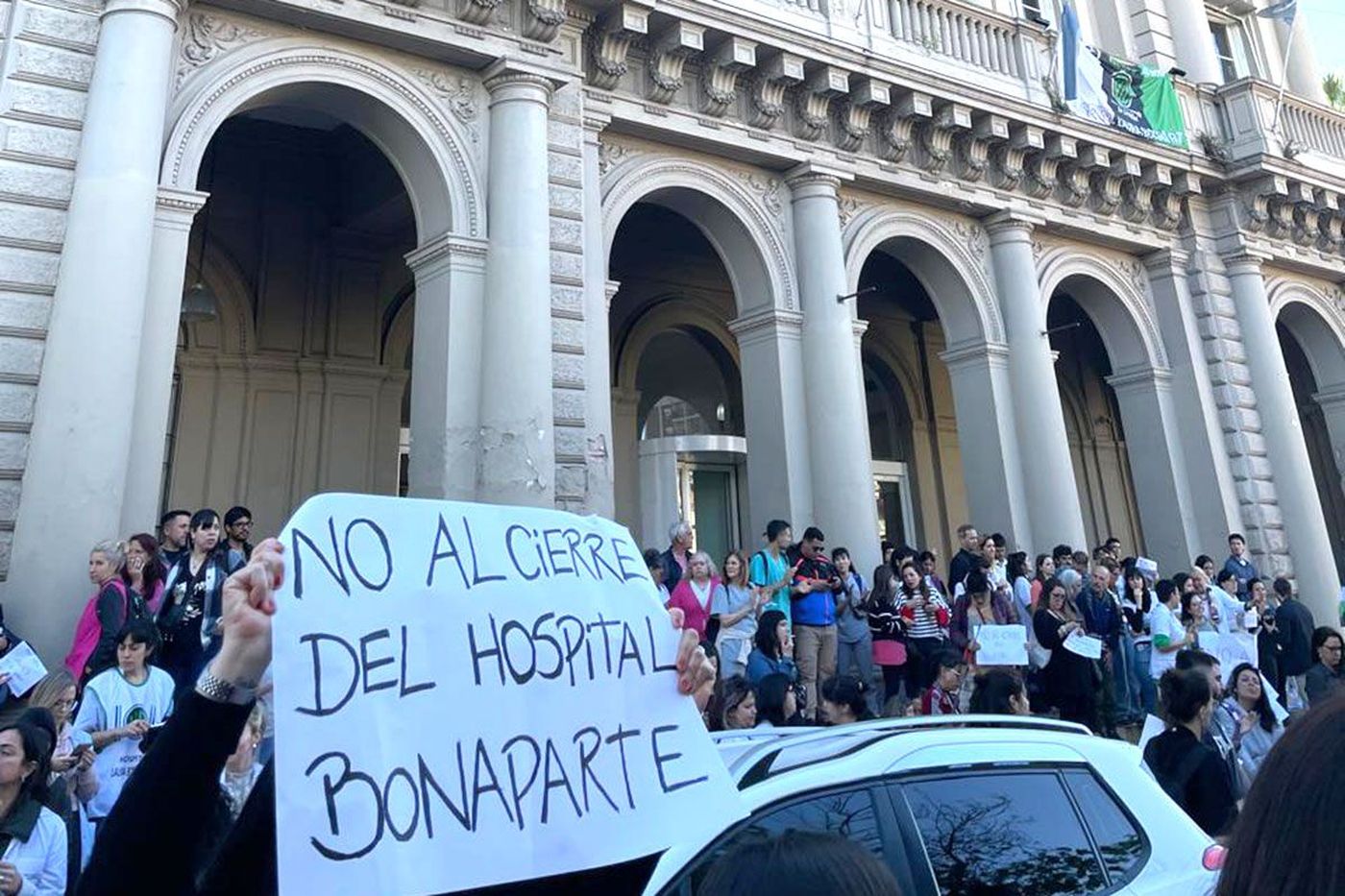 Los trabajadores del Hospital Bonaparte denuncian que el Gobierno quiere cerrarlo.
