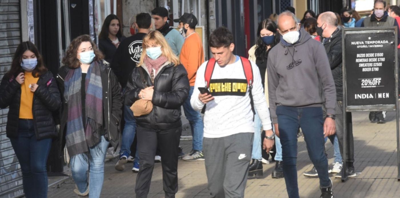 calles de La Plata con gente con barbijo en pandemia de coronavirus cuarentena aislamiento