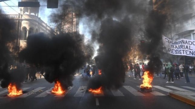 taxistas, agrupaciones sociales y bancarios: lunes repleto de marchas en la plata