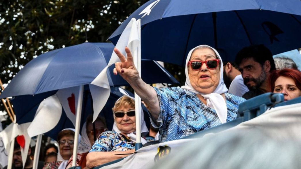 Madres de Plaza de Mayo despide a Hebe de Bonafini en el lugar donde nació su lucha