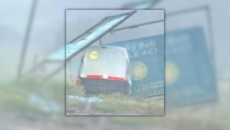Una camioneta se despistó en medio de la niebla en La Plata y chocó contra un cartel Una camioneta se despistó en medio de la niebla en La Plata y chocó contra un cartel