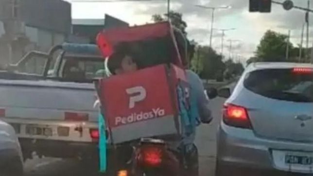 un motociclista llevo a un nene adentro de la caja de delivery por calles de la plata