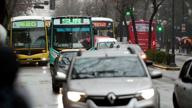 en medio de un escandalo por la votacion, se prorrogo la concesion del servicio de micros