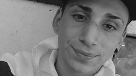 familiares del joven asesinado en la granja marchan en la plata para pedir justicia