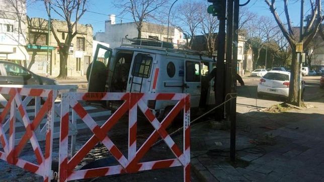 tras el desborde cloacal que inundo pami, operarios de absa arreglaron el problema