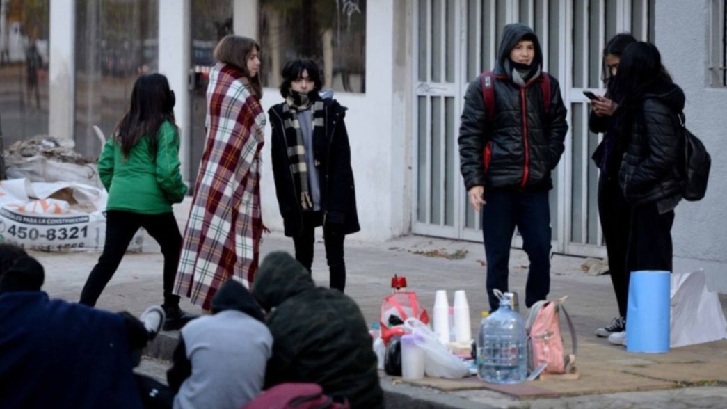 Frazadazos y protestas en escuelas de La Plata por la falta de estufas