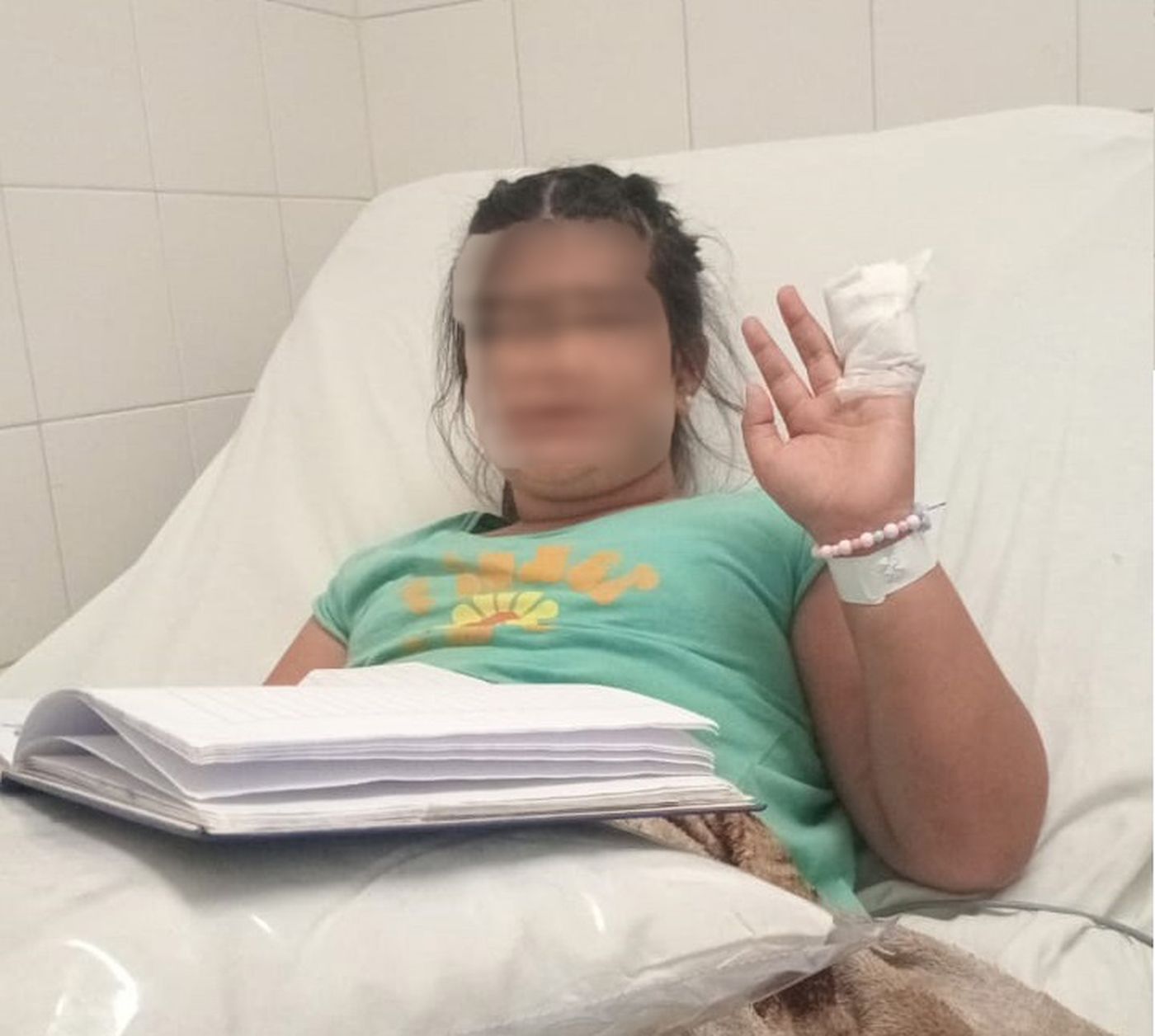 La nena que se quem&oacute; los dedos al tocar el poste con electricidad