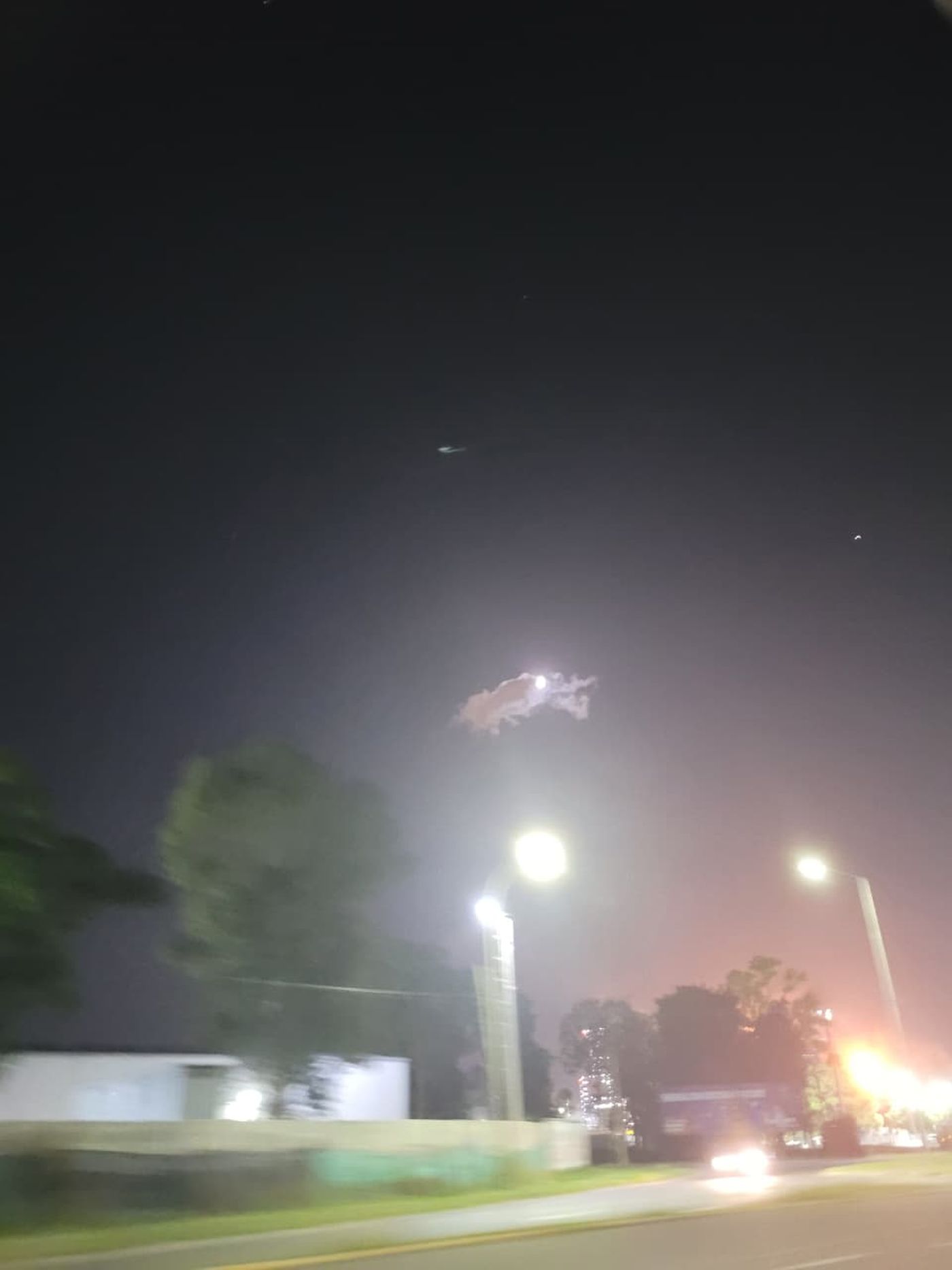 La foto real, capturada por un vecino de La Plata, del misterioso objeto en forma de boomerang