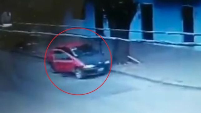 video: a plena luz del dia, se robaron un auto estacionado en la calle y quedaron filmados