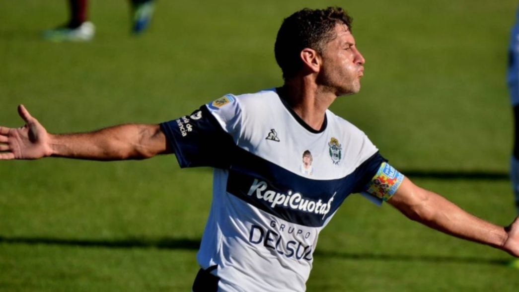 Los dos golazos de Licht no le alcanzaron a Gimnasia y perdió 4 a 2 ante Lanús