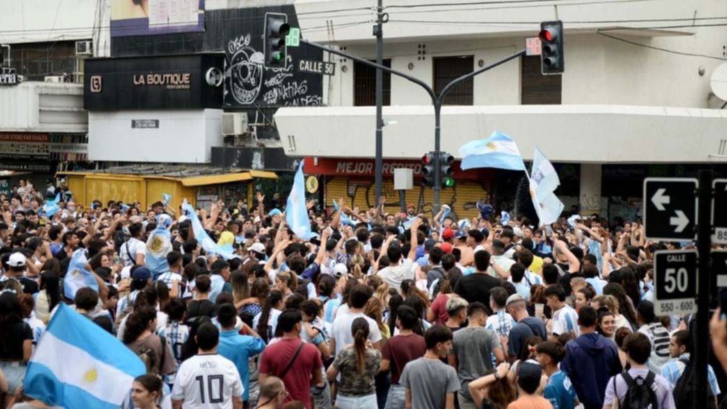 Cientos de platenses festejaron el pase a octavos de Argentina en 7 y 50
