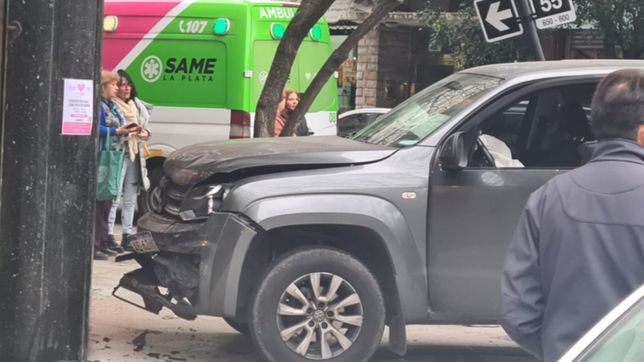 accidente y milagro en la plata: terminaron arriba de la vereda tras un impactante choque