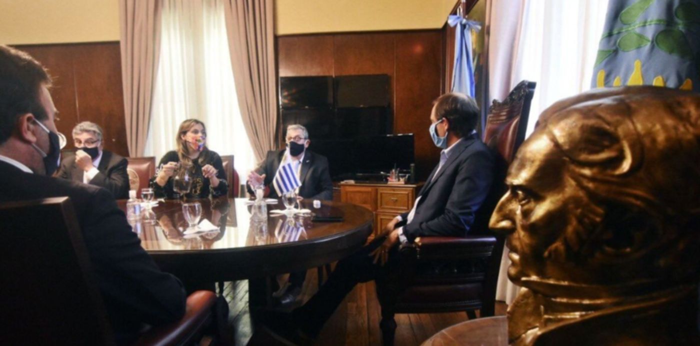 Reunión Garro con embajador de Uruguay