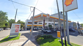 un hombre discutio con otro en una estacion de servicio de la plata y le destrozo el auto a golpes un hombre discutio con otro en una estacion de servicio de la plata y le destrozo el auto a golpes