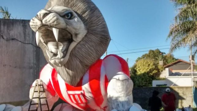 un artista denuncio el destrozo a cuchillazos de su inflable para la cancha de estudiantes