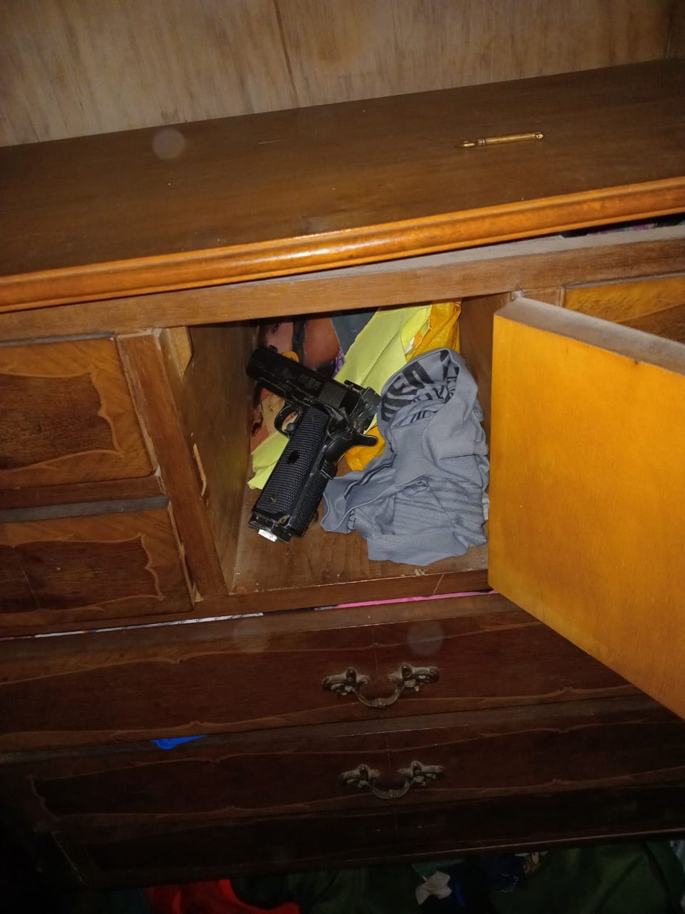 La Polic&iacute;a Bonaerense realiz&oacute; tres allanamientos en viviendas de La Plata y secuestr&oacute; balas y un arma de r&eacute;plica.