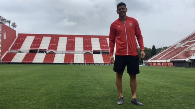 la foto de marcos rojo con la campera de estudiantes en 1 y 57
