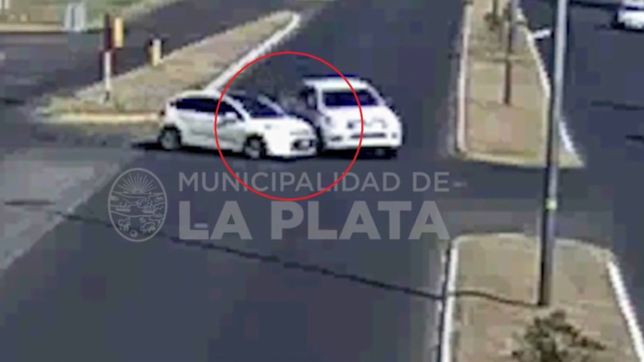 video: doblo sin mirar, choco contra una camioneta y casi causa una tragedia en la plata