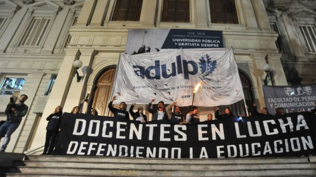 mientras preparan un paro para este viernes, los docentes de la unlp marchan al congreso de la nacion