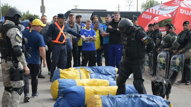 la policia cordobesa intercepto micros de boca en un megaoperativo donde secuestro armas, balas y cargadores