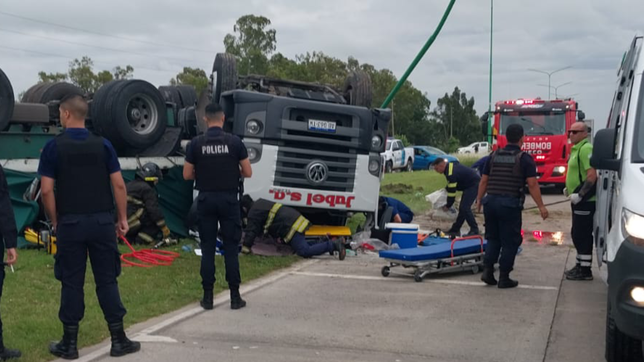 un camionero se despisto sobre diagonal 74, volco tras chocar un poste de luz y quedo atrapado