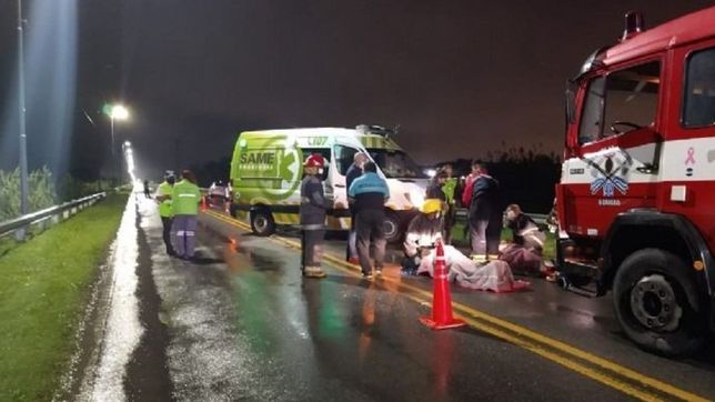 una camioneta perdio el control en medio de la lluvia y se estrello en la banquina