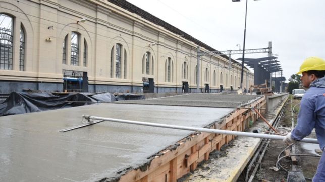 andenes mas altos, darsenas para micros y pavimento en la zona de la estacion de trenes