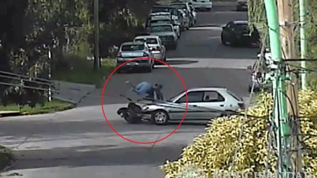 video: una pareja de motociclistas volo por los aires tras sufrir un impactante accidente