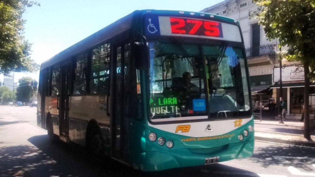 Se negó a usar barbijo arriba de un micro, atacó a una mujer y casi lo linchan en La Plata