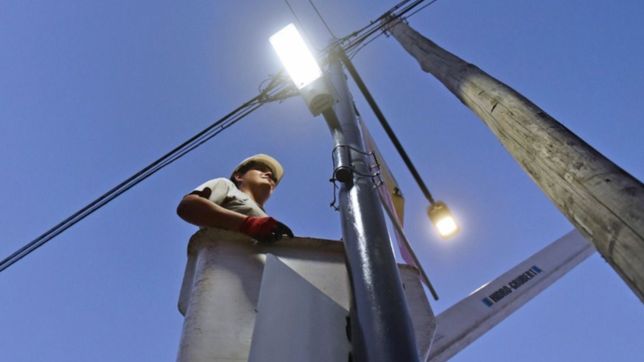 encaran la renovacion de casi 10.000 luminarias led en la plata