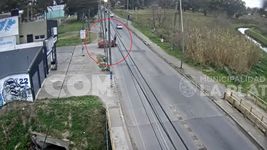 un motociclista volo por el aire tras chocar contra un auto un motociclista volo por el aire tras chocar contra un auto