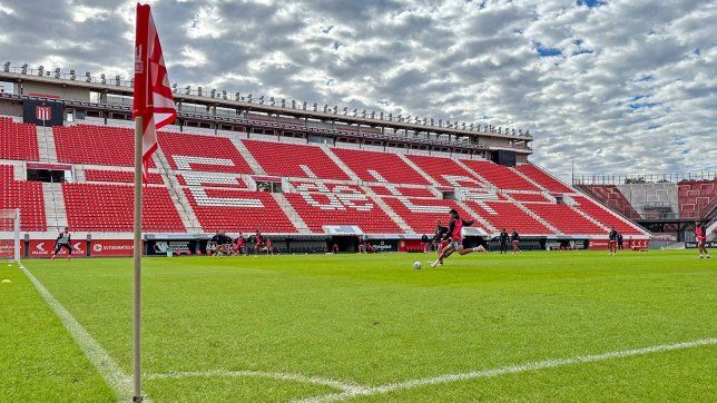 estudiantes volvio a trabajar en uno y entreno con el posible equipo para enfrentar a boca