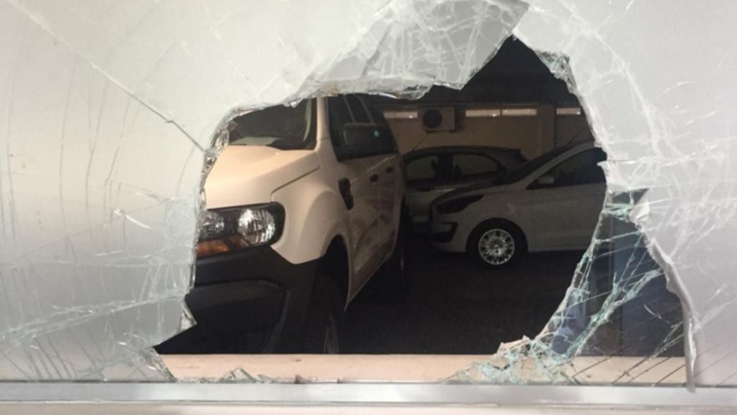 Se metieron en una concesionaria de Tolosa, hicieron destrozos y los atraparon robando