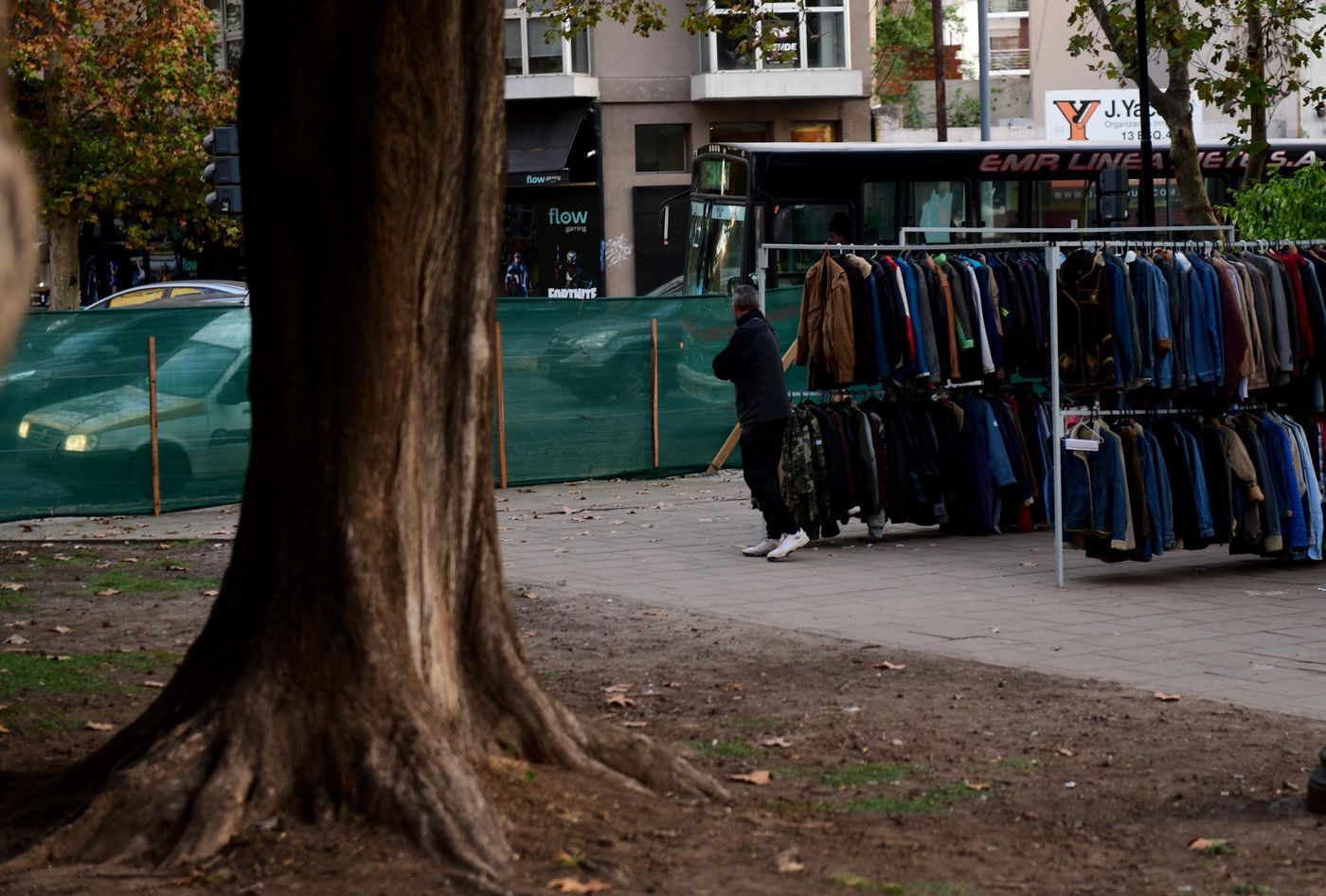 Los vendedores ambulantes este viernes, al abandonar por última vez Plaza Italia
