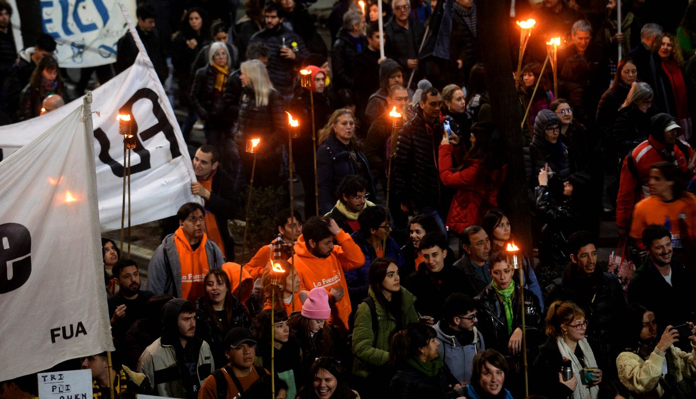 Marcha de antorchas UNLP (19).jpg