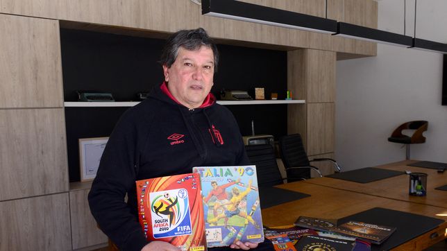 tiene 66 anos, colecciona figuritas y ayuda a los mas chicos a completar sus albumes
