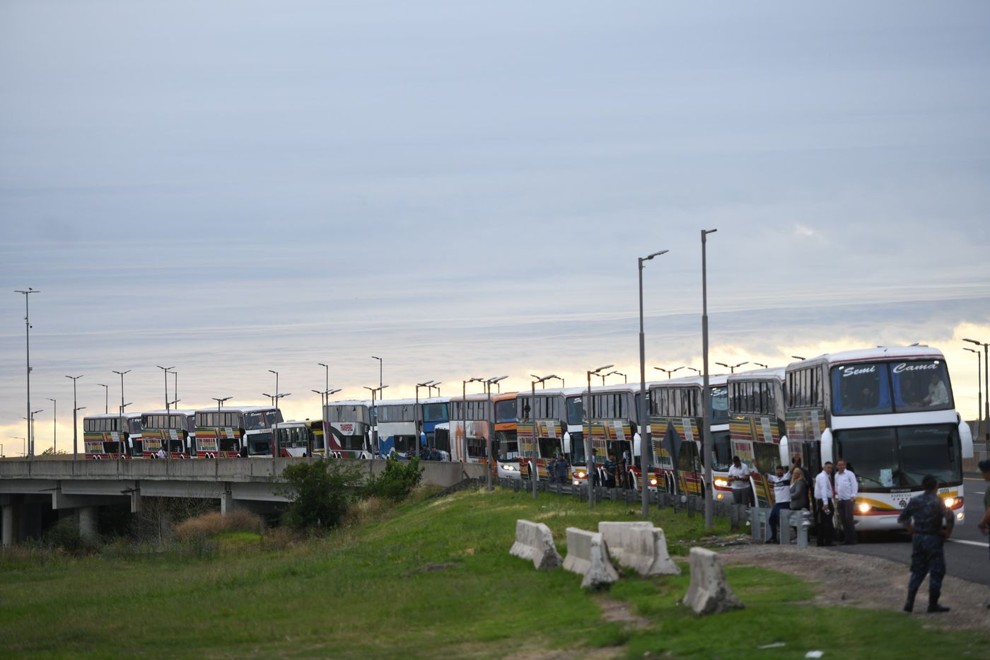 Con emoci n y nervios arranc la caravana para la definici n del