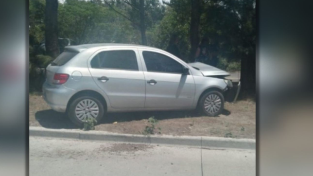 sufrio un infarto mientras manejaba por berisso, choco contra un arbol y esta grave