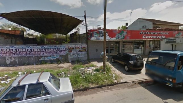 encapuchados y armados: cuatro ladrones causaron estragos en un supermercado de los hornos