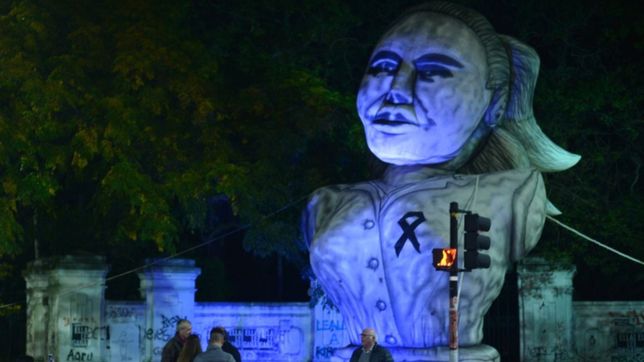con una estatua gigante y criticas a la crisis, el peronismo recordo a evita en la plata