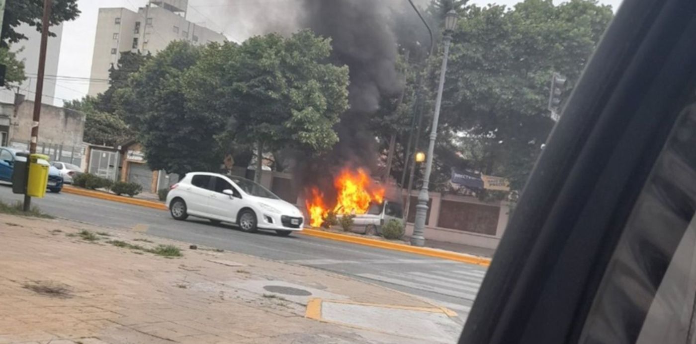 auto fuego incendio