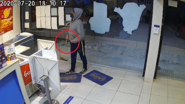 video: fugaz asalto a mano armada en una heladeria de la plata