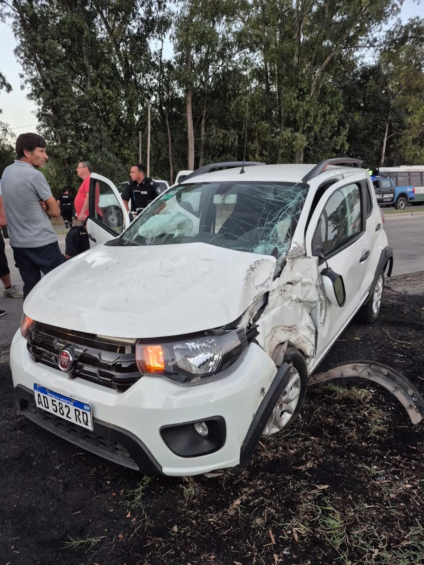 El vehículo robado en La Plata luego del choque contra el micro de la línea Oeste.