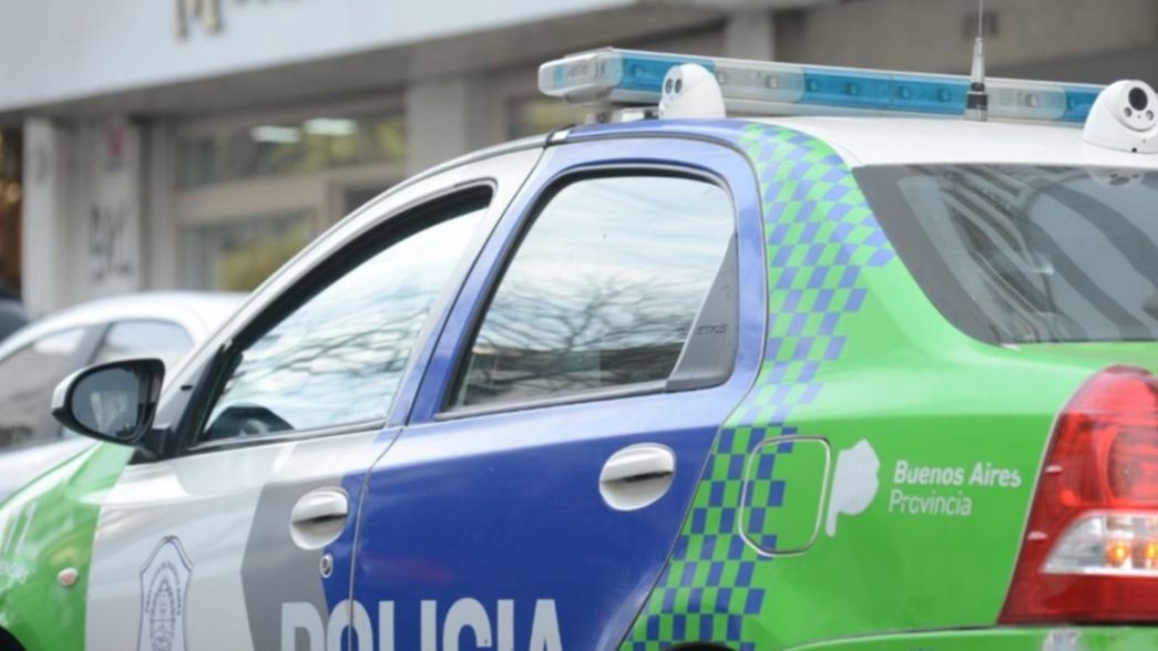 Balearon a un adolescente mientras charlaba con un amigo en una esquina de La Plata