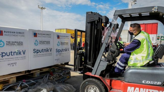 llegan al pais mas vacunas de astrazeneca y sputnik v contra el covid-19