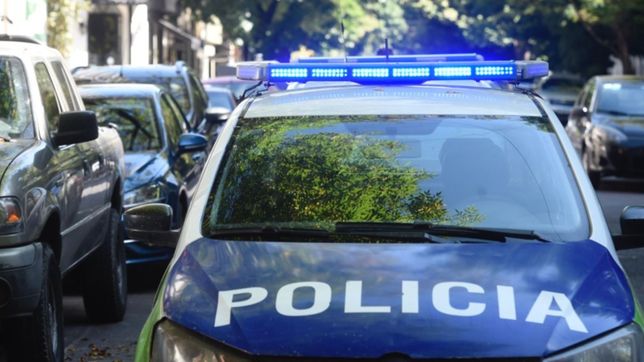 un policia fue sorprendido por ladrones cuando llegaba a su casa y se defendio a los tiros