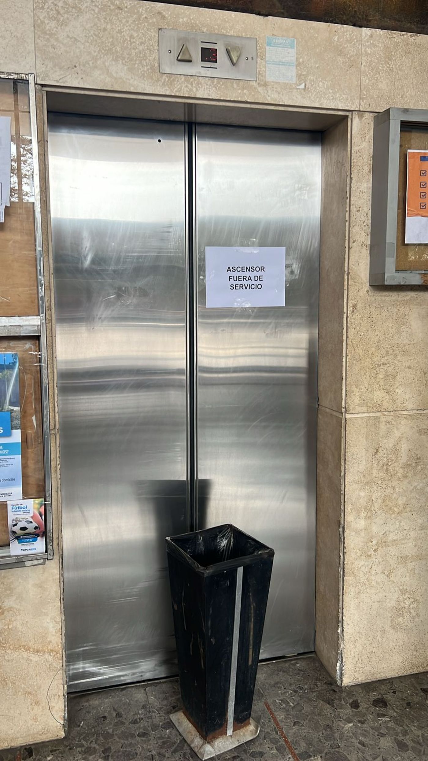 El ascensor averiado en el Ministerio de Infraestructura fue clausurado temporalmente.
