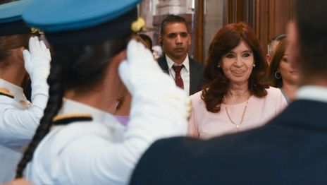 Sin proscripción, Cristina presidenta: con volantes, el clamor por CFK copó el Congreso