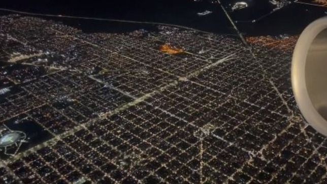 el deslumbrante video desde un avion que sobrevuela la plata de noche