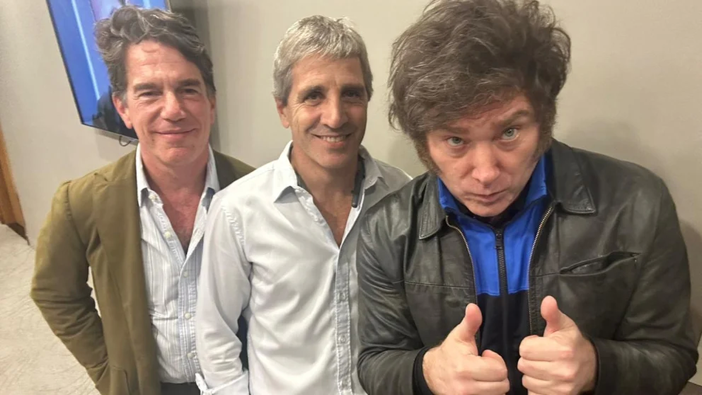 Javier Milei confirmó que Luis Caputo (centro) será el próximo ministro de Economía del país.